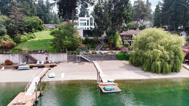 Building Photo - One of a kind private estate on Gravelly L... Rental