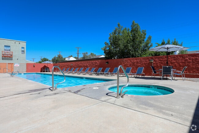 Swimming Pool with Jacuzzi