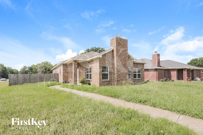 1633 Mockingbird Ln