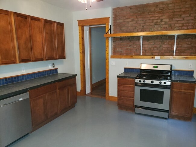 Photo - Spacious 2-level apartment with 1 bedroom and 2 full baths located in Kansas City, MO.
