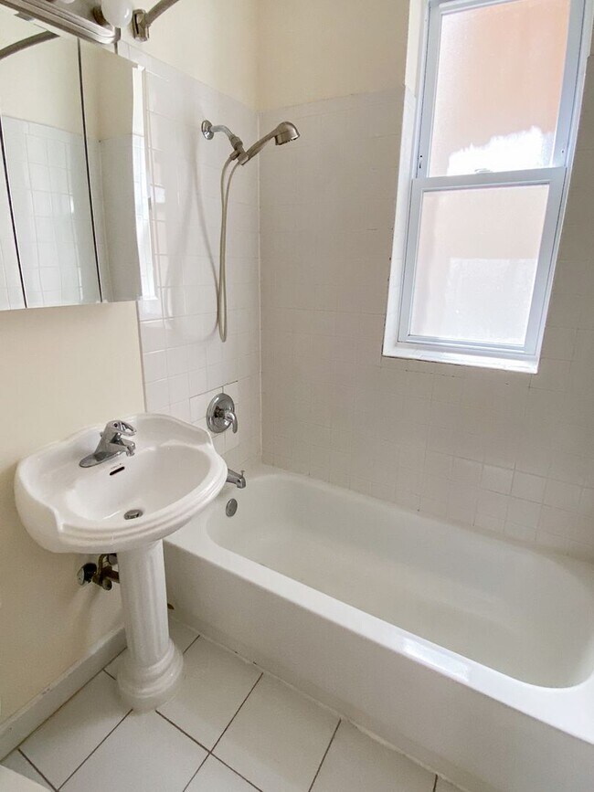 Photo - 851-59 W. Cornelia