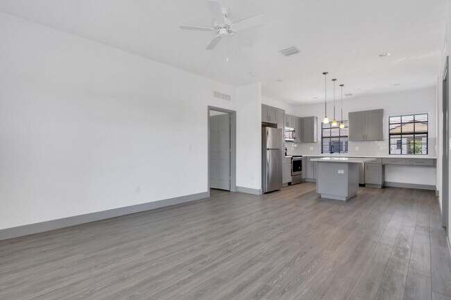 Photo - 600 NE 14th Ct Unidad 103