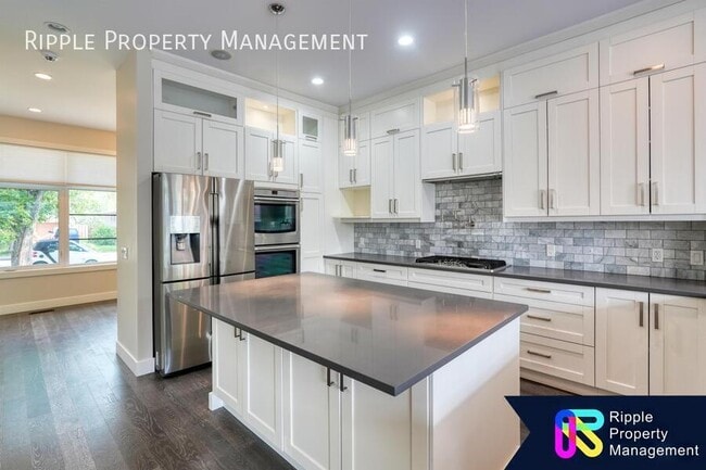 Photo - FANTASTIC MODERN 3 BEDS/ 2.5 BATHS MAIN FLOOR HOUSE NEAR DOWNTOWN!