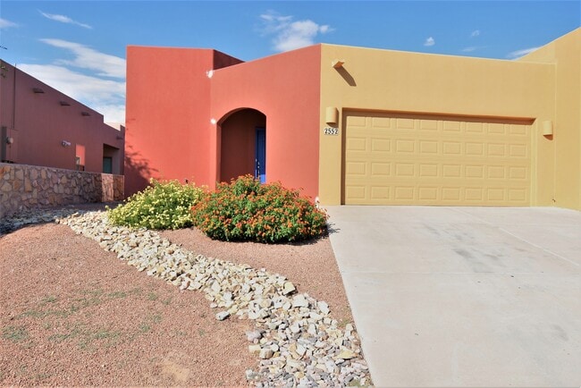 Building Photo - Beautiful 3 Bed/2Bath Townhouse Home off of Roadrunner Pkwy
