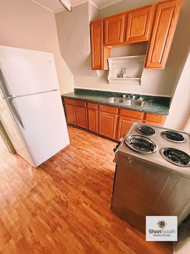 Photo - Updated - 2 bed 1 bath, main floor apartment in Lansing