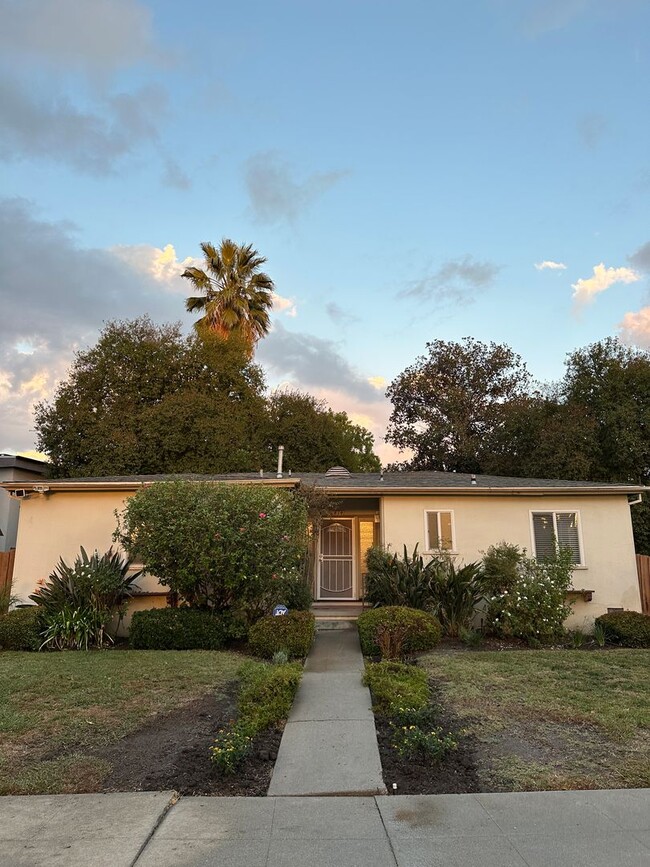 3 Bedroom, 2 Bathroom, Woodland Hills Home... - 3 Bedroom, 2 Bathroom, Woodland Hills Home...