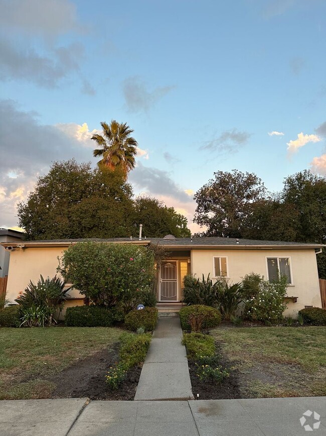 Building Photo - 3 Bedroom, 2 Bathroom, Woodland Hills Home...