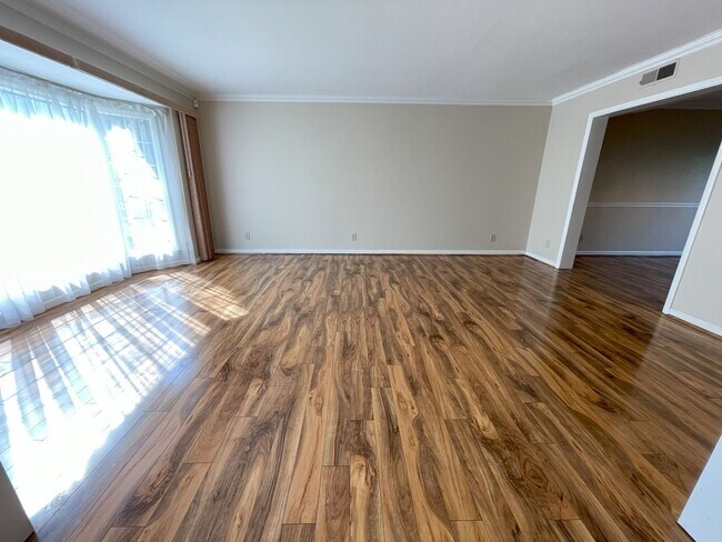 Photo - Beautiful Banbury...Lovely 2 bedroom off E...