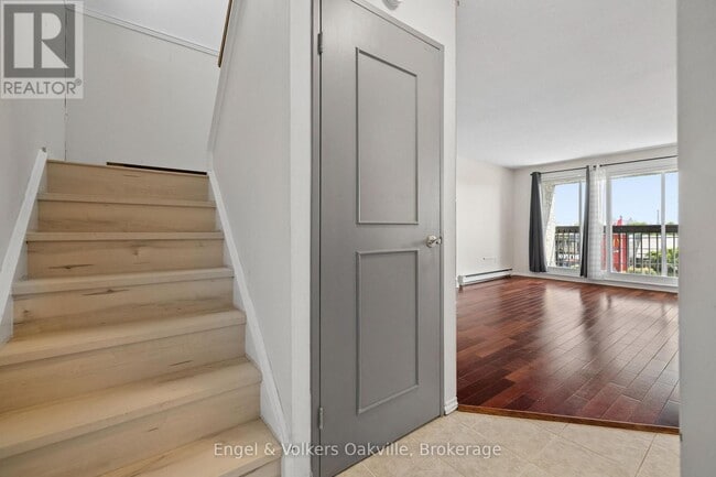 Photo - 184 Dundas St E