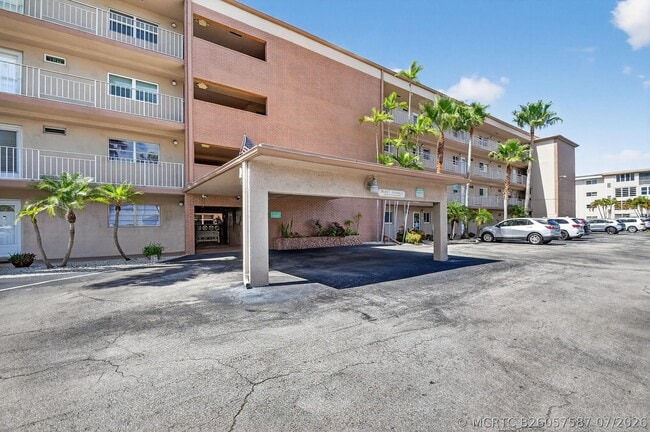 Building Photo - 2615 NE 1st Ct Unit 312