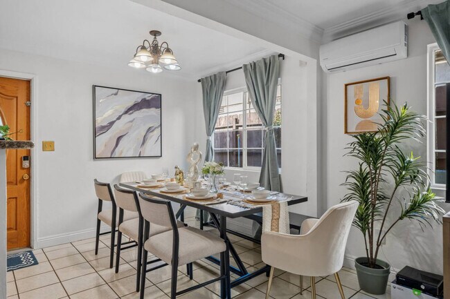 Photo - 2304 E 14th St Unidad ID1283136P