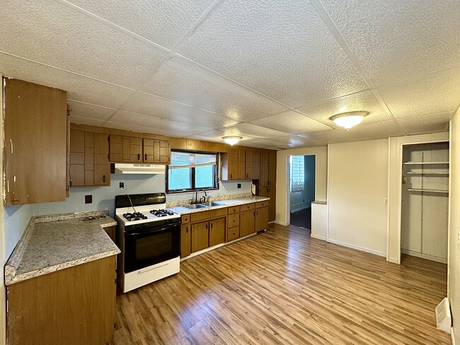 Photo - 105 W Chartes St