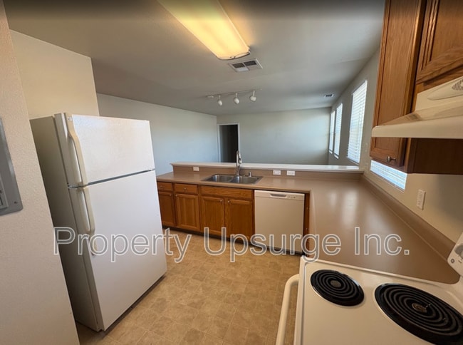 Photo - 140 E 6th St