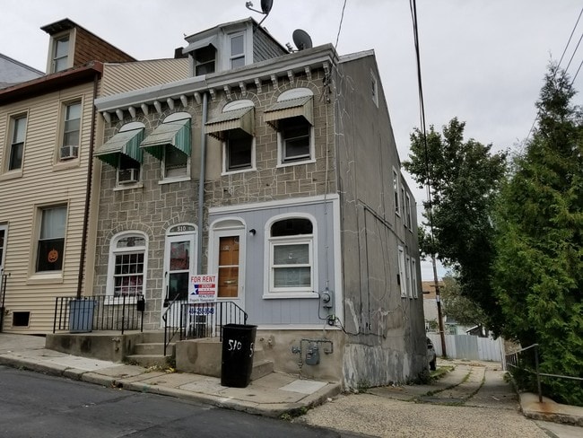 Building Photo - 510 Maple St