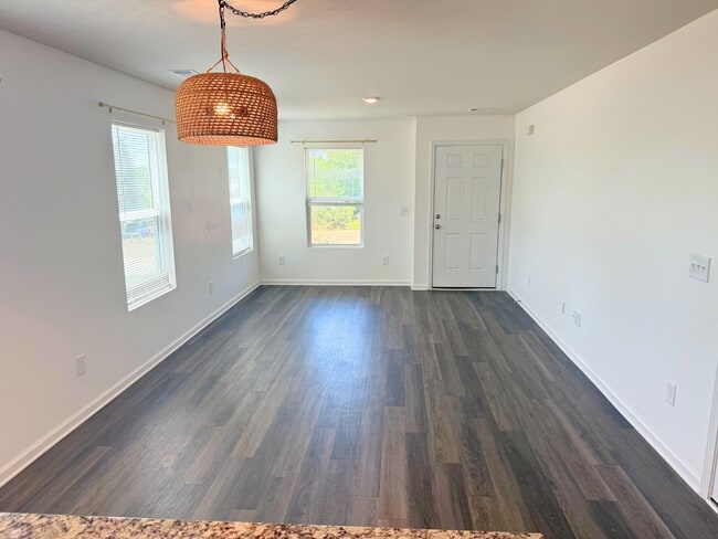 Photo - 106 White Rapids Way