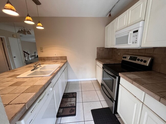 Building Photo - 5373 Bamboo Ct