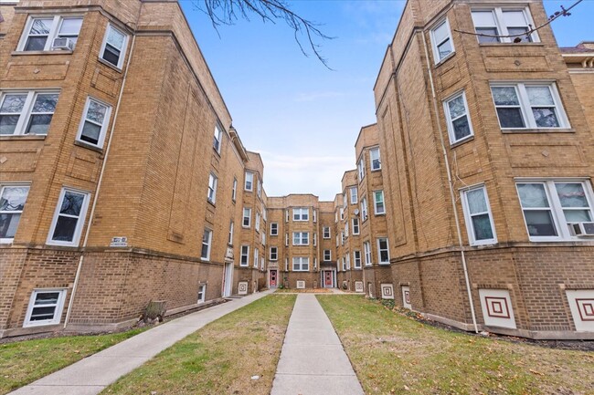 Building Photo - 6418 N Richmond St Unit 1W Rental