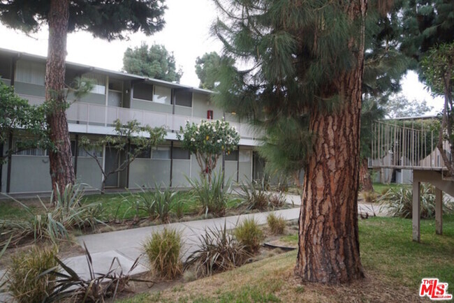 Building Photo - 11131 Rose Blvd Rental