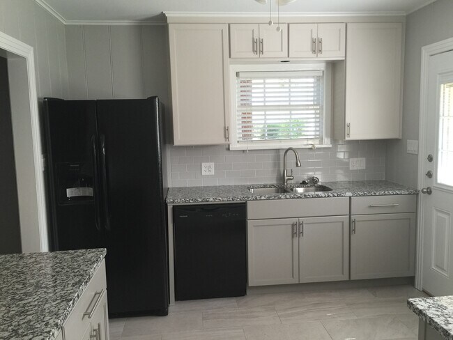 Photo - 2556 Boyd Ave