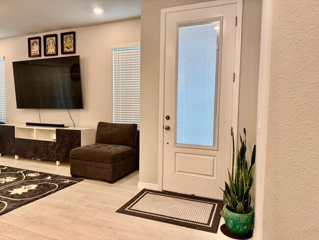 Photo - Spacious 4-Bedroom Corner Townhome with Loft & Lake Views in Ocoee