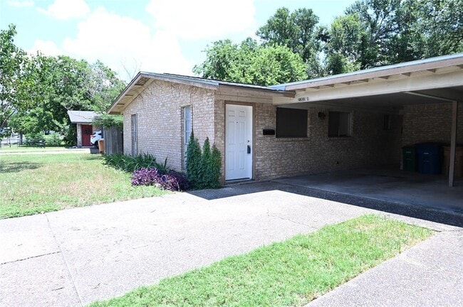 Building Photo - 2303 Western Trails Blvd