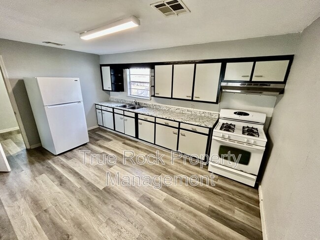 Photo - 610 W 1st St