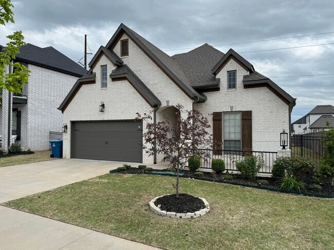 Building Photo - Stunning Bentonville Home