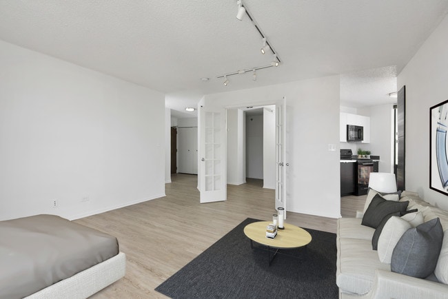 1120 N. LaSalle - Sala de estar del estudio - 1120 N. LaSalle