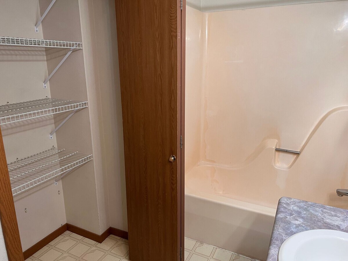 Photo - 4 Bed 2 bath near Riverside Drive