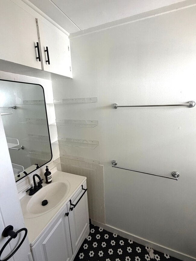 Photo - Charming 2BR Cottage Minutes from Kaimuki – Bright Home with Updated Kitchen