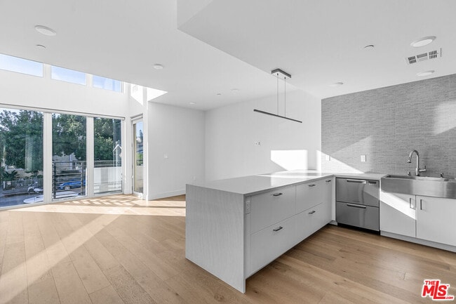 Photo - 2000 Beachwood Dr Unit 1