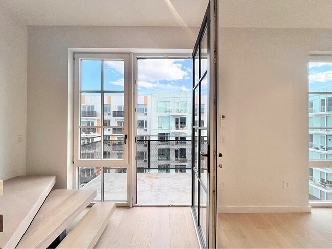 Photo - 37-25 32nd St