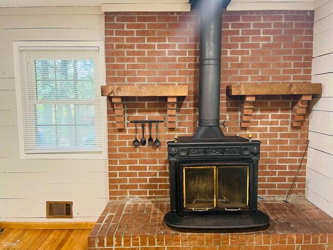 Photo - 340 Bates Ave