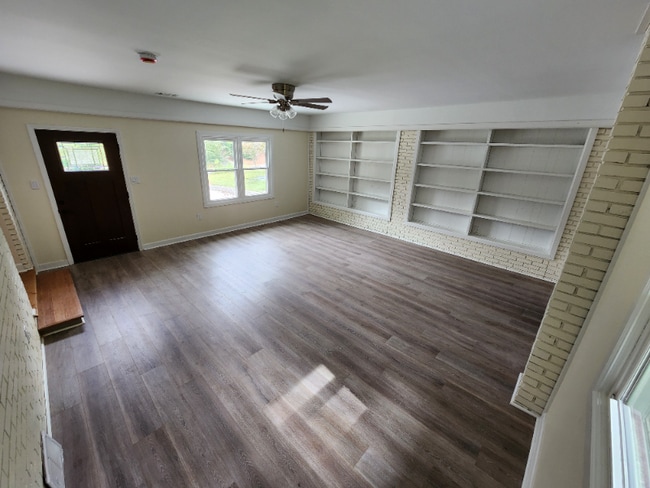 Photo - 102 Douglas Dr SE