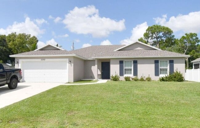 Building Photo - 4 bedroom 2 bath home in Port Saint Lucie