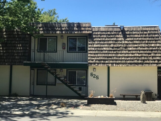 Building Photo - 625 Adams St Unit 4