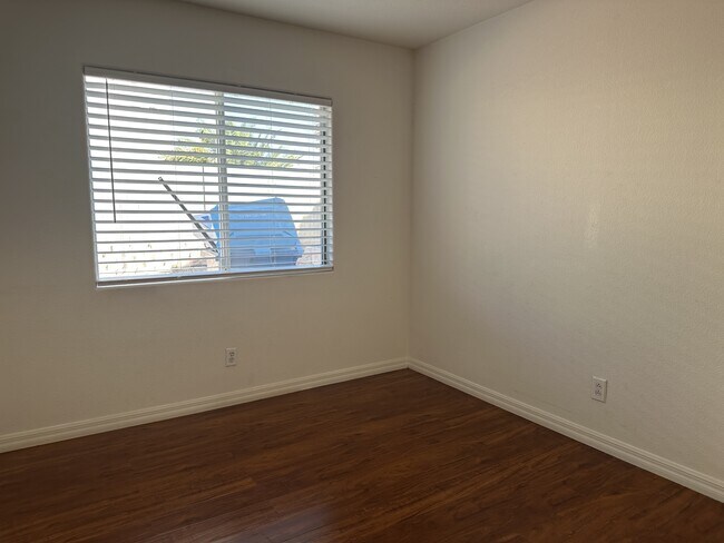 Photo - 4741 Ashington St