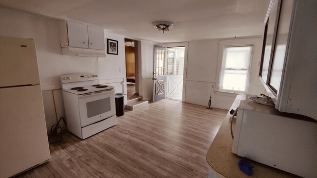 Building Photo - 206 Lowell St Unit 2 Rental