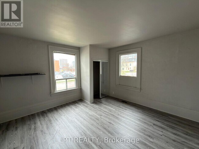 Photo - 37 Elizabeth St N