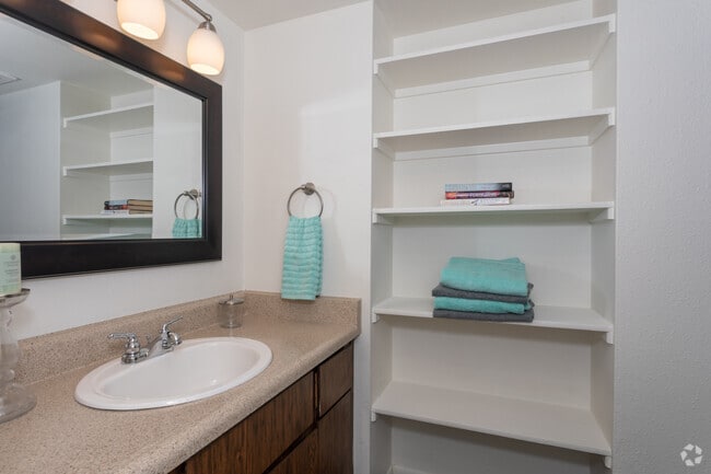 1BR, 1BA - 665 SF