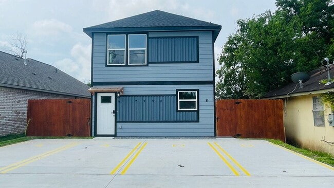 Building Photo - Charming 3 Bed, 2.5 Bath Duplex – Your Ide... Rental