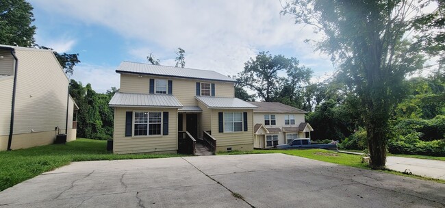 Building Photo - CLOSE TO CAMPUS 3/3 w/ Washer/Dryer, Lawn Maintenance Included, & More! $1950/month Avail startin...