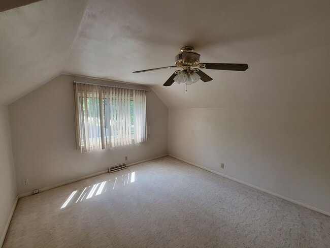 Photo - 4 bedroom 2 bath near campus!