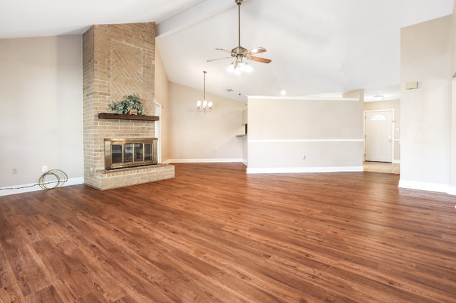 Photo - 404 W Lake Catahoula Ct