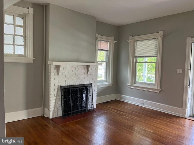 Building Photo - 210 GRAYLING Ave
