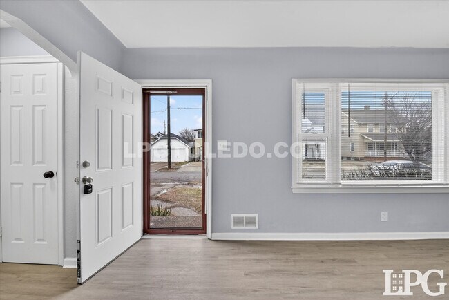 Photo - 1665 Burgoyne Dr