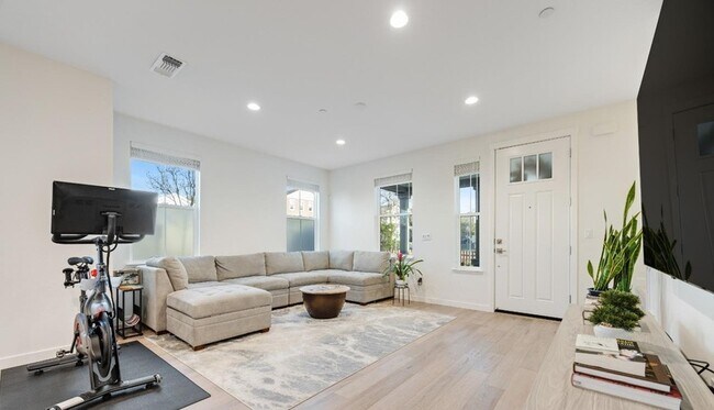 Photo - 1747 Linden Ln