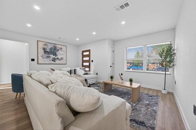 Photo - 6621 Jason St