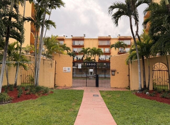 Building Photo - 1900 W 54th St Unit 320