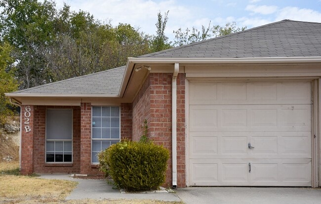 Spacious 3 Bedroom 2 Bath duplex Decatur TX - Spacious 3 Bedroom 2 Bath duplex Decatur TX House